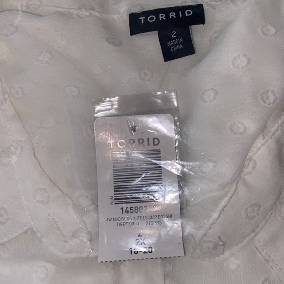 TORRID MADISON - WHITE CHIFFON CLIP DOT BUTTON FRONT BLOUSE - Picture 4 of 5